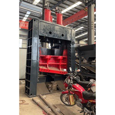 Gantry Shear idrawliku għal Qtugħ tal-Metall Heavy-Duty